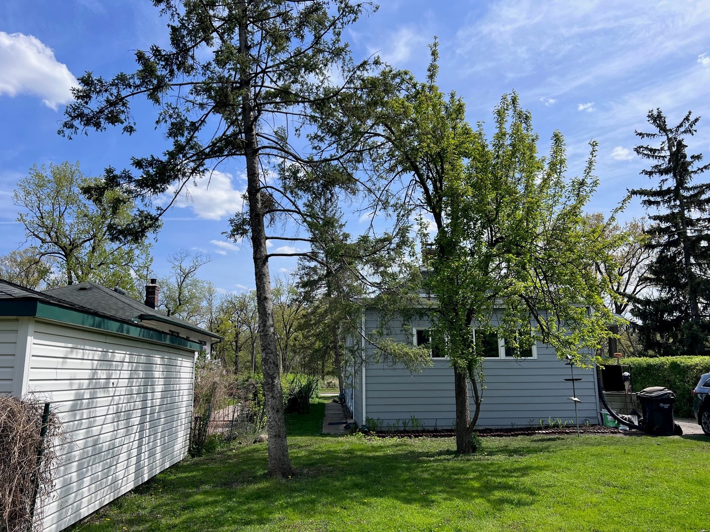 184 Waubansee Road Riverside, IL 60546 - Photo 33 of 38 a view of a backyard