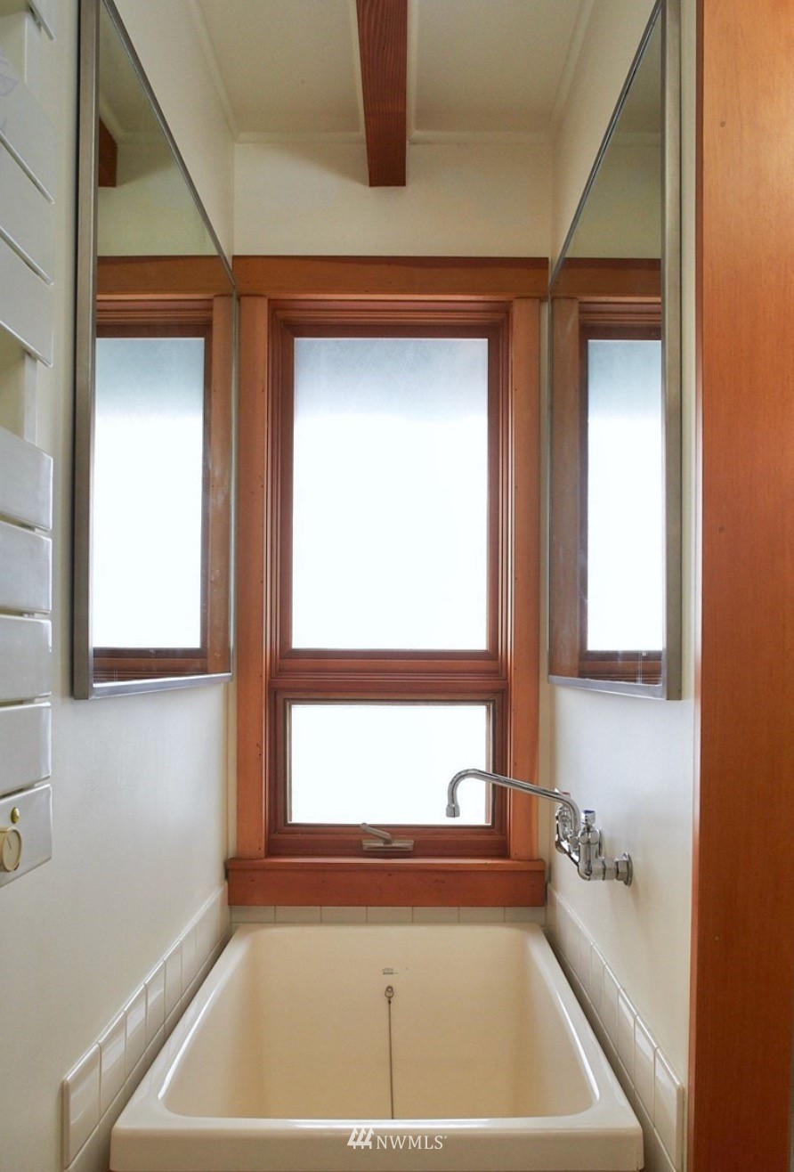 2019 Fairview Avenue East, Unit R Seattle, WA 98102 - Photo 15 of 23 a bathroom with a bathtub and a window