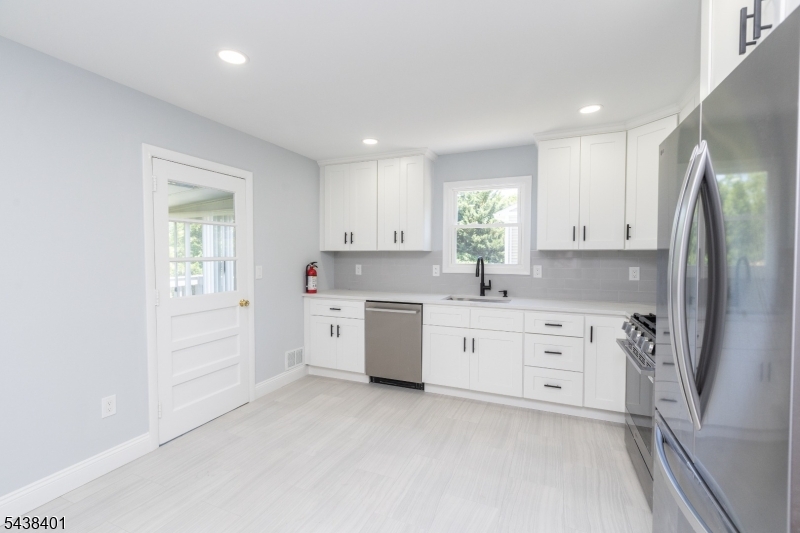 14 Hemlock Road Rockaway, NJ 07866 - Photo 4 of 34