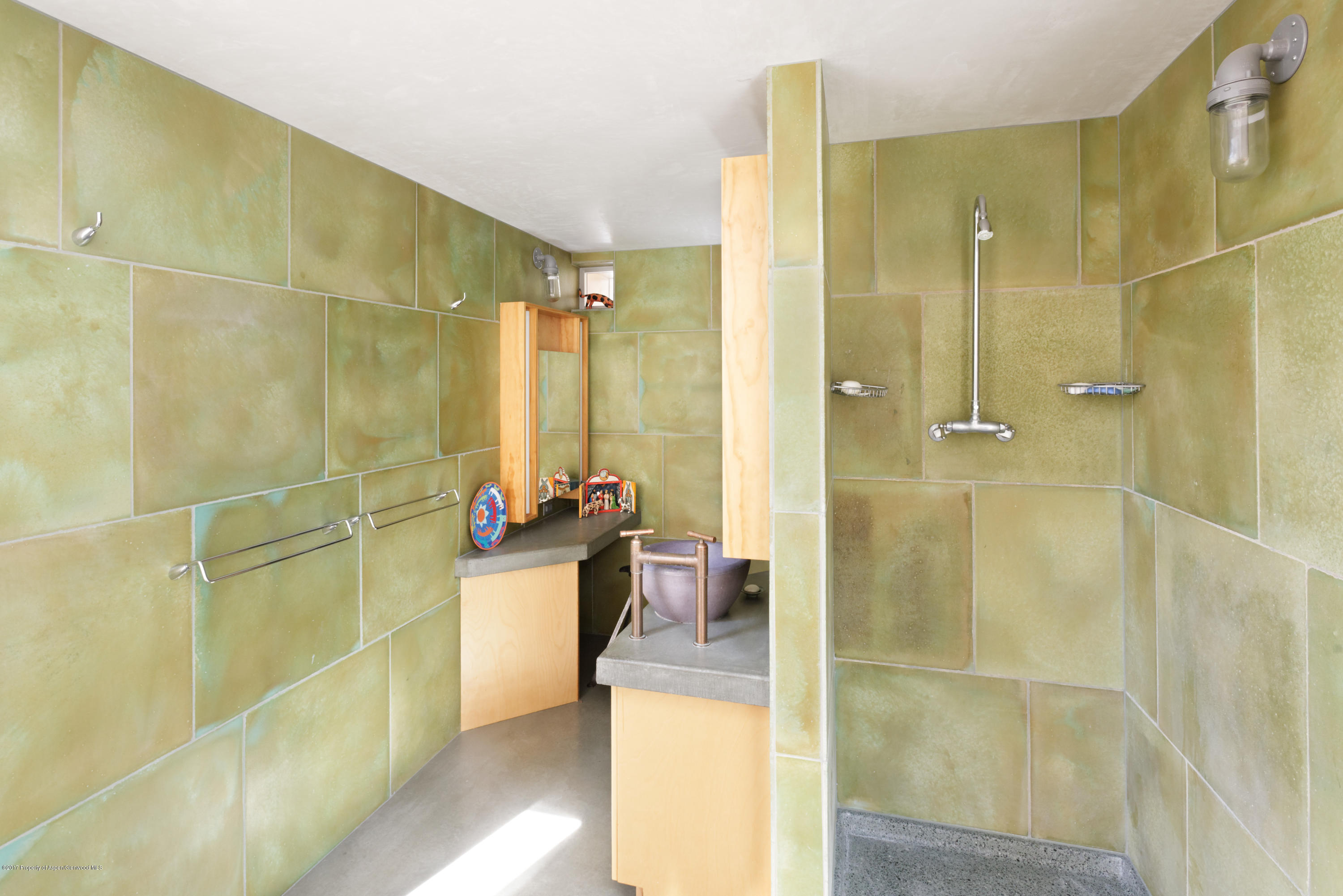 525 Cactus Flats Road Carbondale, CO 81623 - Photo 38 of 49 a bathroom with a bathtub shower sink and mirror