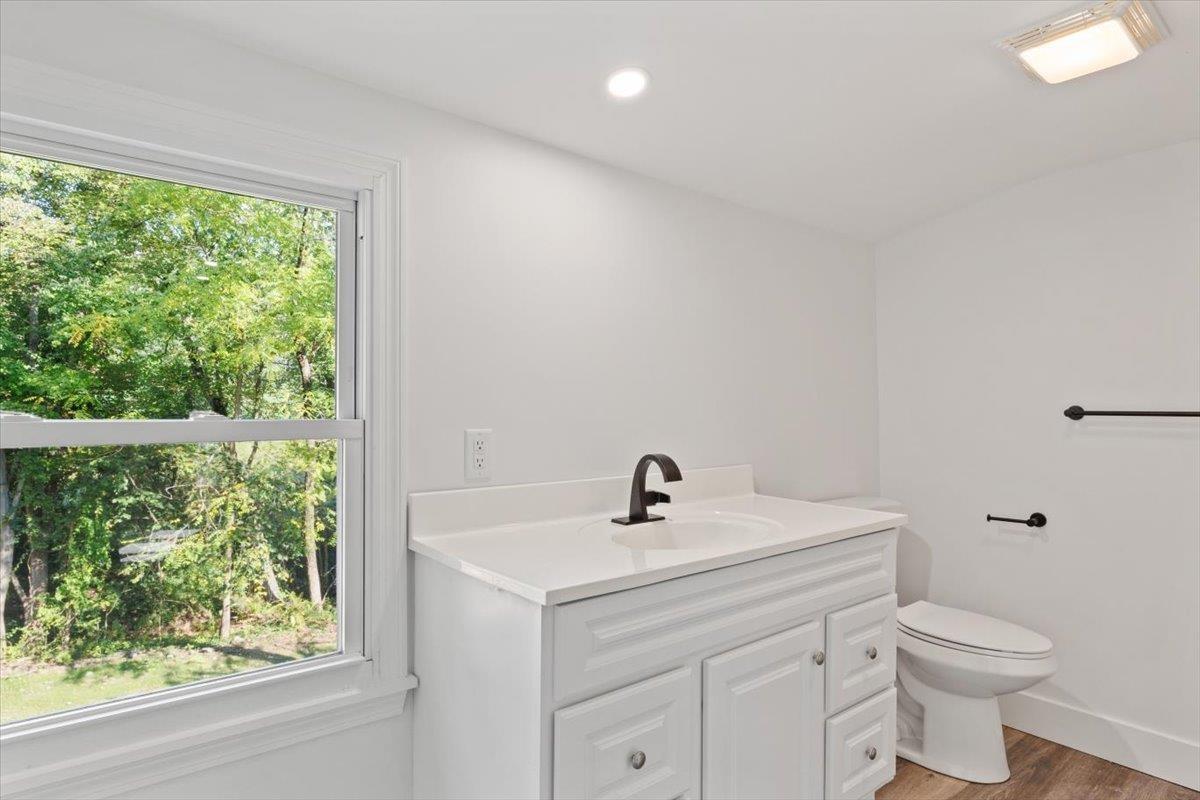 586 Mammoth Road Pelham, NH 03076 - Photo 19 of 33