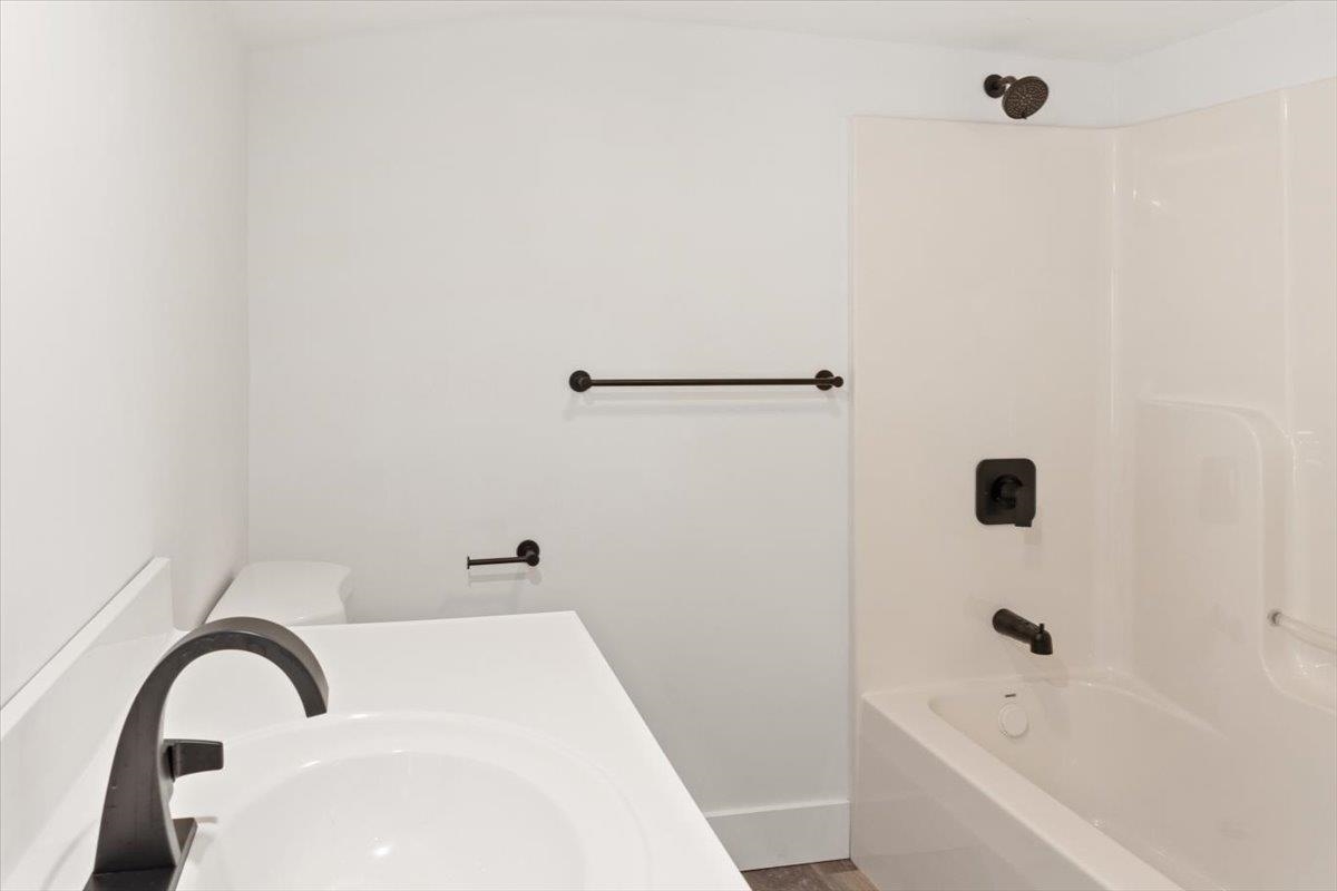 586 Mammoth Road Pelham, NH 03076 - Photo 20 of 33