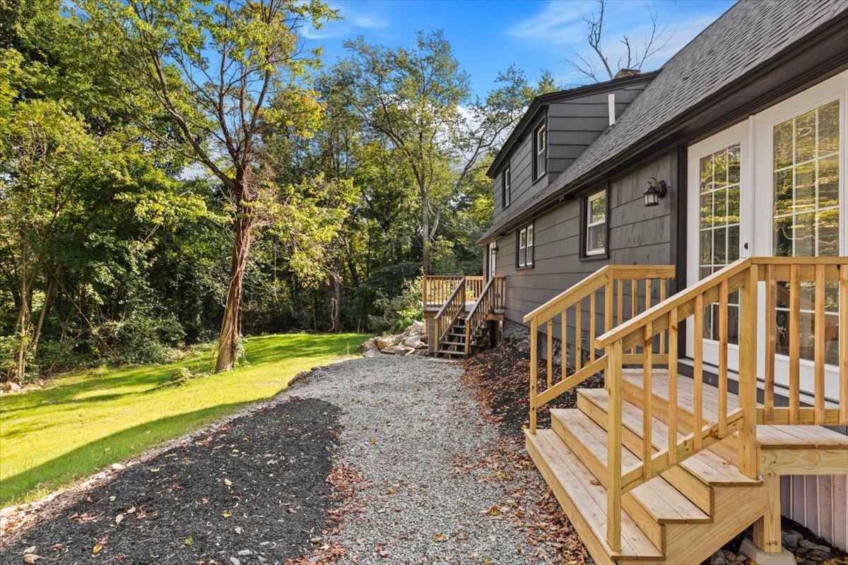 586 Mammoth Road Pelham, NH 03076 - Photo 28 of 33