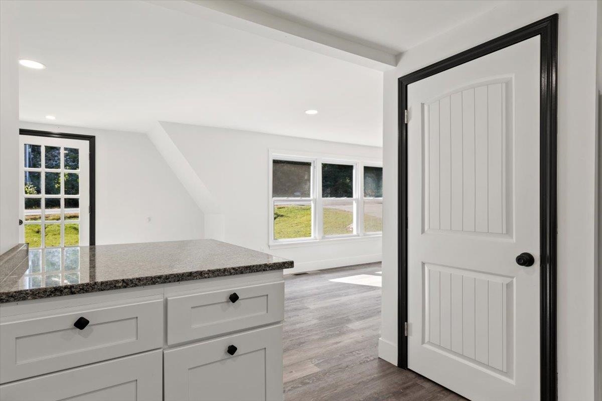 586 Mammoth Road Pelham, NH 03076 - Photo 10 of 33