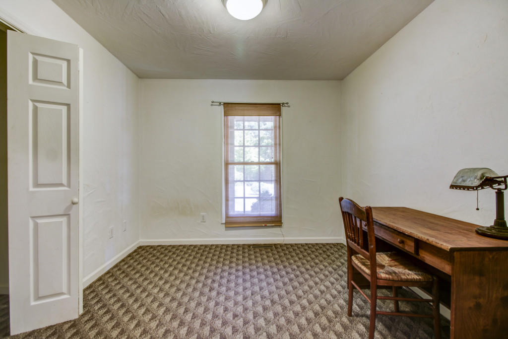 6104 Poage Valley Road Roanoke, VA 24018 - Photo 13 of 28 014-244485-_MG_0550_1_2_3_4Interior_5468
