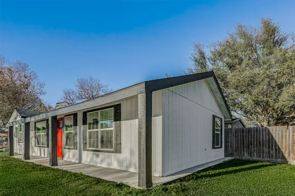 a view of a house with yard and deck