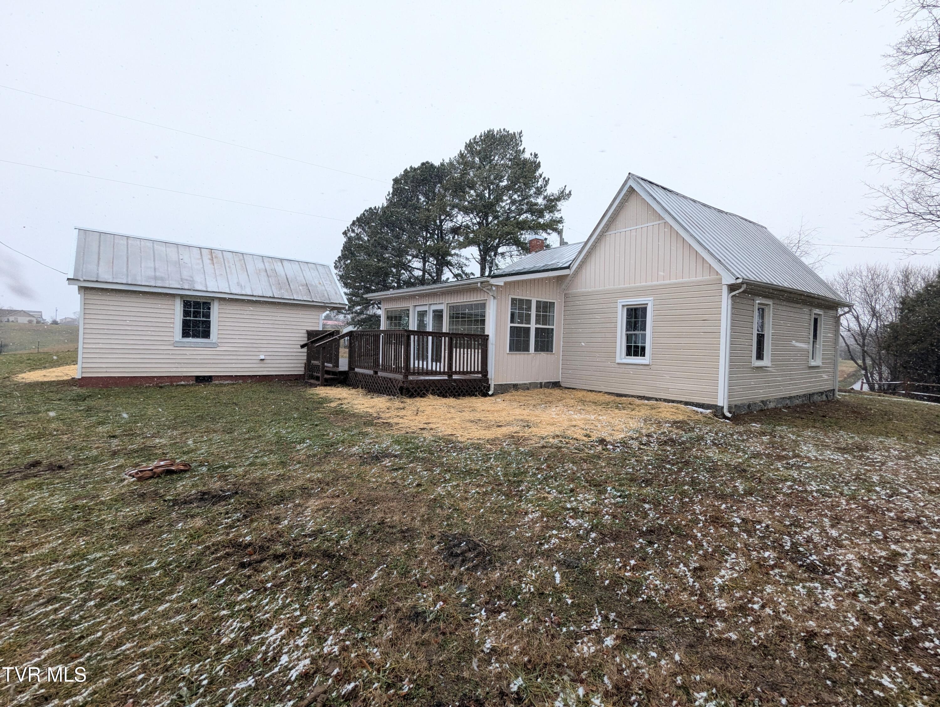 228 Mae McKee Road Chuckey, TN 37641 - Photo 3 of 18 PXL_20250119_181828947.MP~2