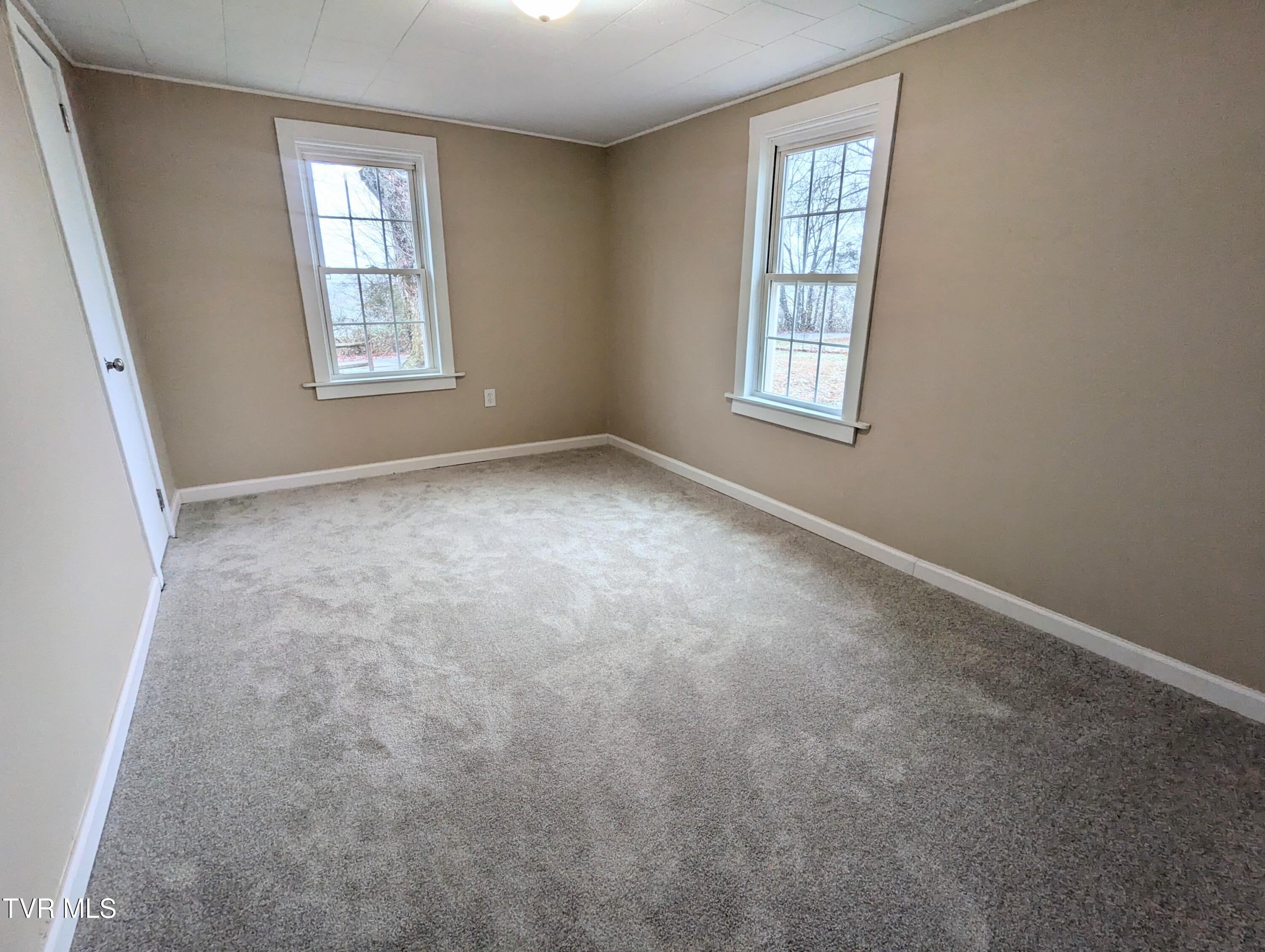 228 Mae McKee Road Chuckey, TN 37641 - Photo 5 of 18 PXL_20250119_181232609.MP~2
