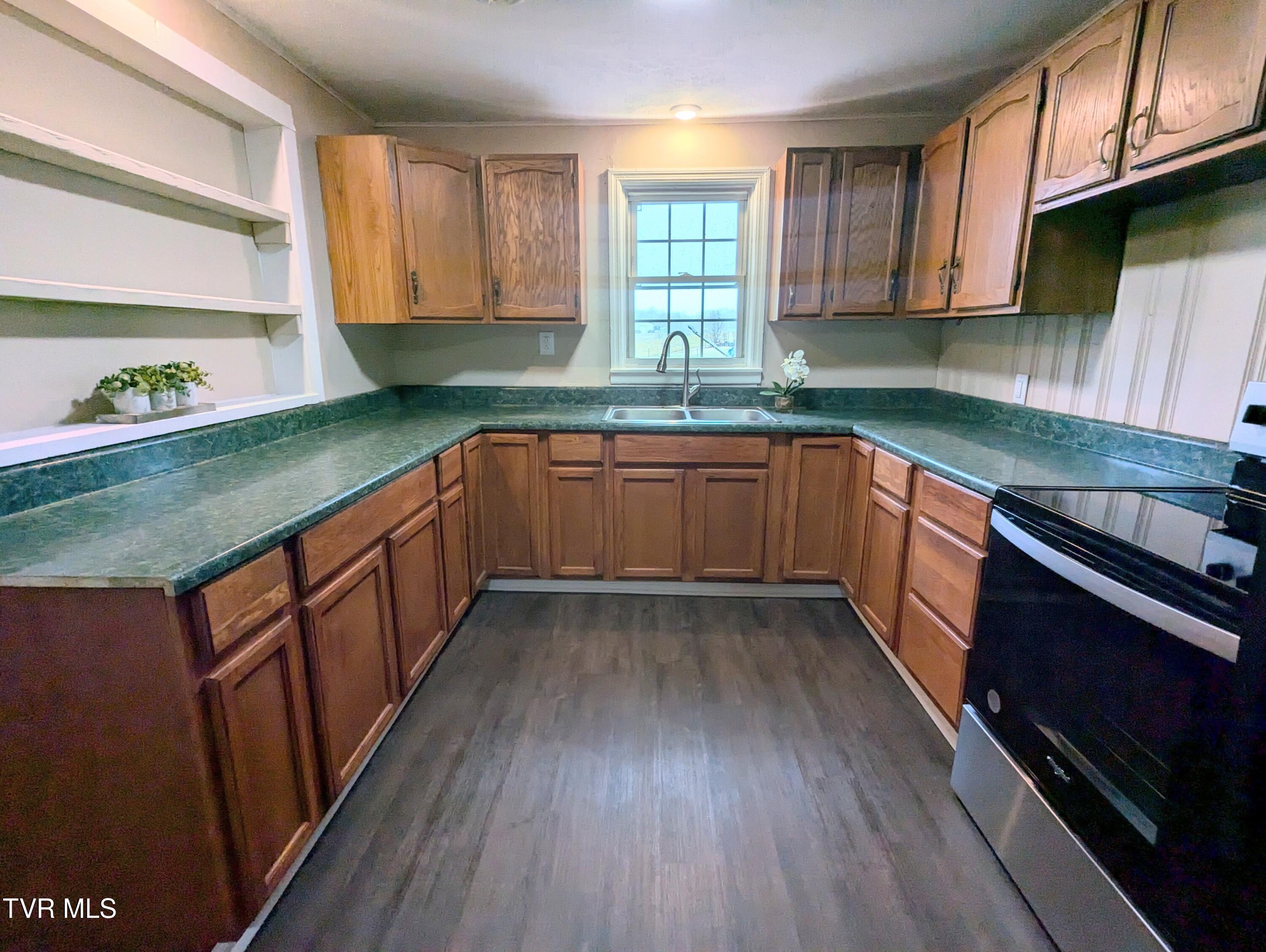 228 Mae McKee Road Chuckey, TN 37641 - Photo 7 of 18 PXL_20250119_181432601.MP~2