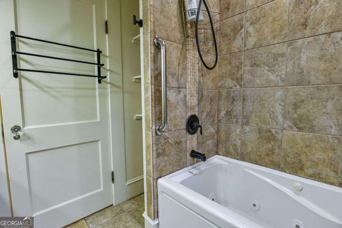 120 Tusten Street Elberton, GA 30635 - Photo 29 of 49 a bathroom with a bath tub