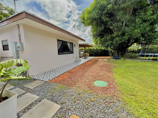 a view of a backyard