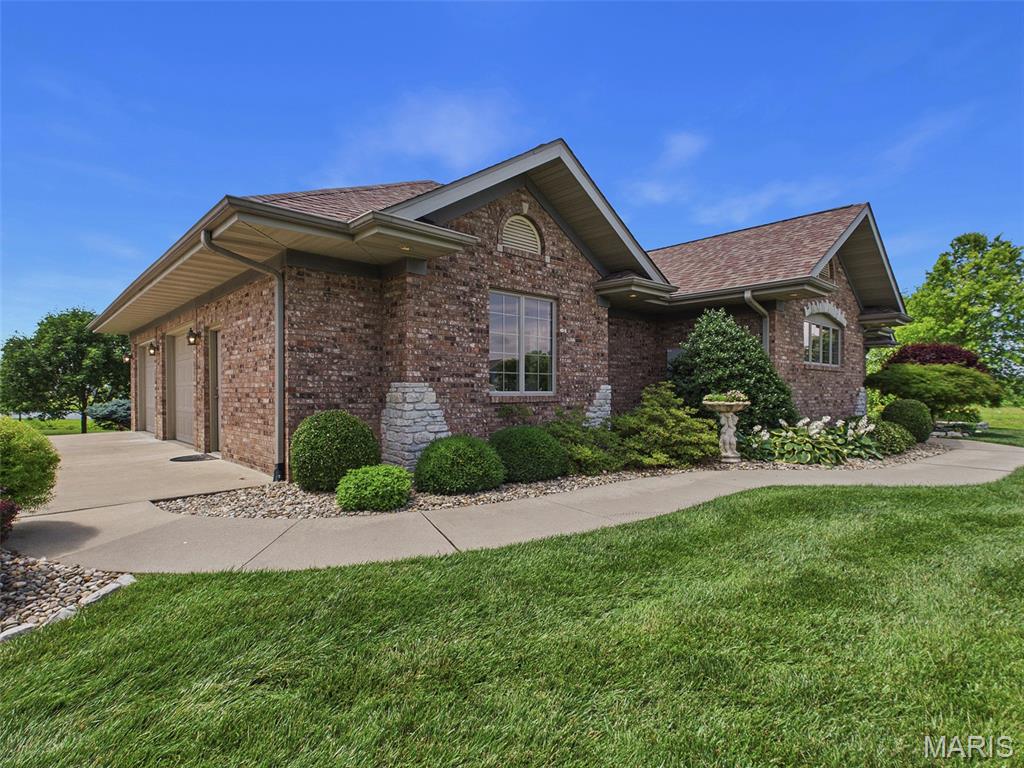 1751 Elizabeth Road Staunton, IL 62088 - Photo 6 of 67