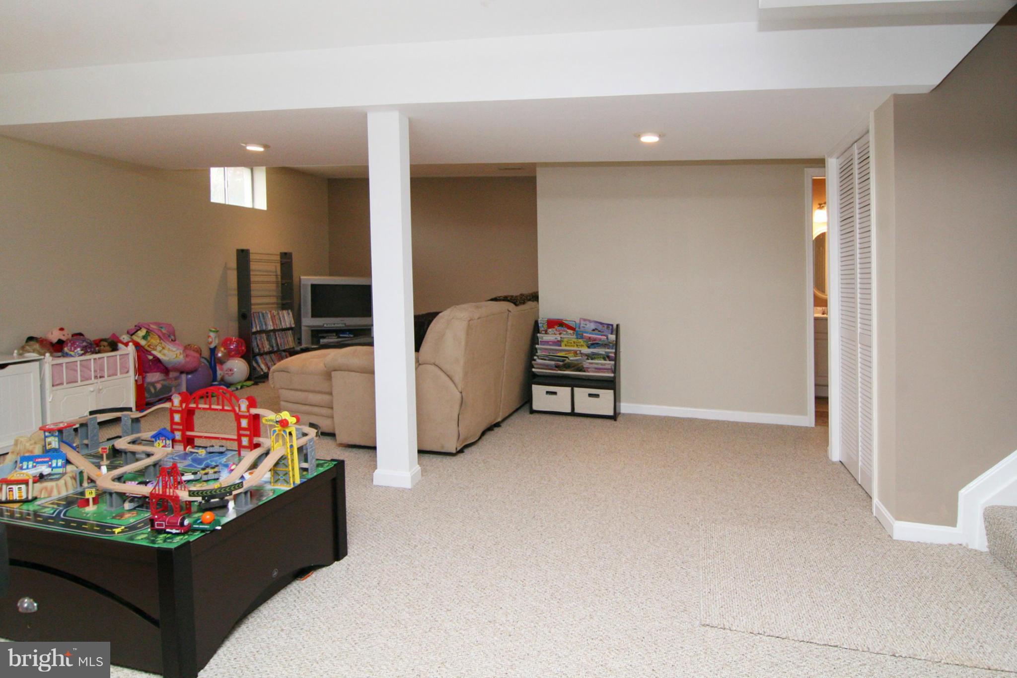 3200 Atlee Ridge Road New Windsor, MD 21776 - Photo 12 of 19 a living room with furniture and a couch