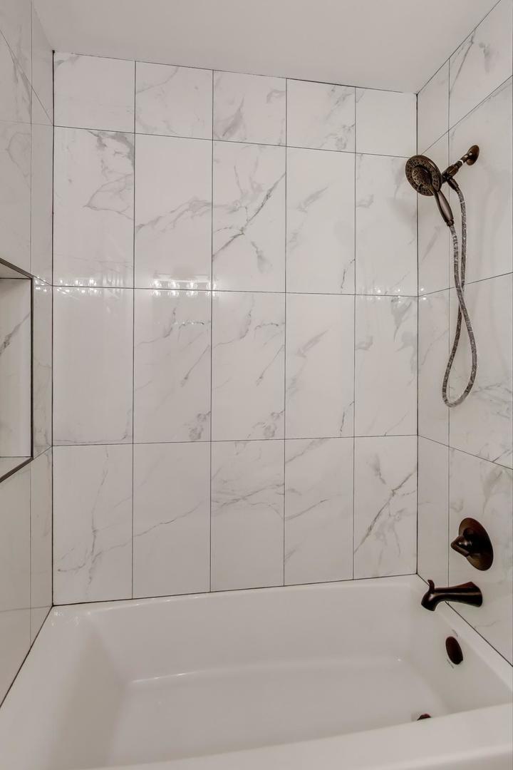 609 Hanover Court, Unit X1 Schaumburg, IL 60194 - Photo 16 of 25 a bathroom with a bathtub