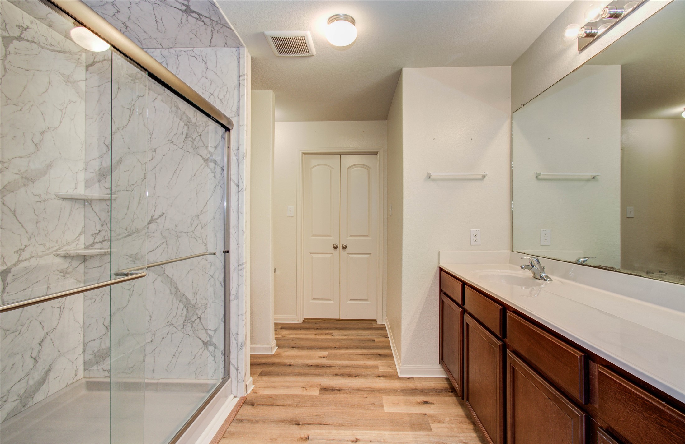 1315 Diamond Drape Drive Rosharon, TX 77583 - Photo 15 of 40 Primary Ensuite Bathroom