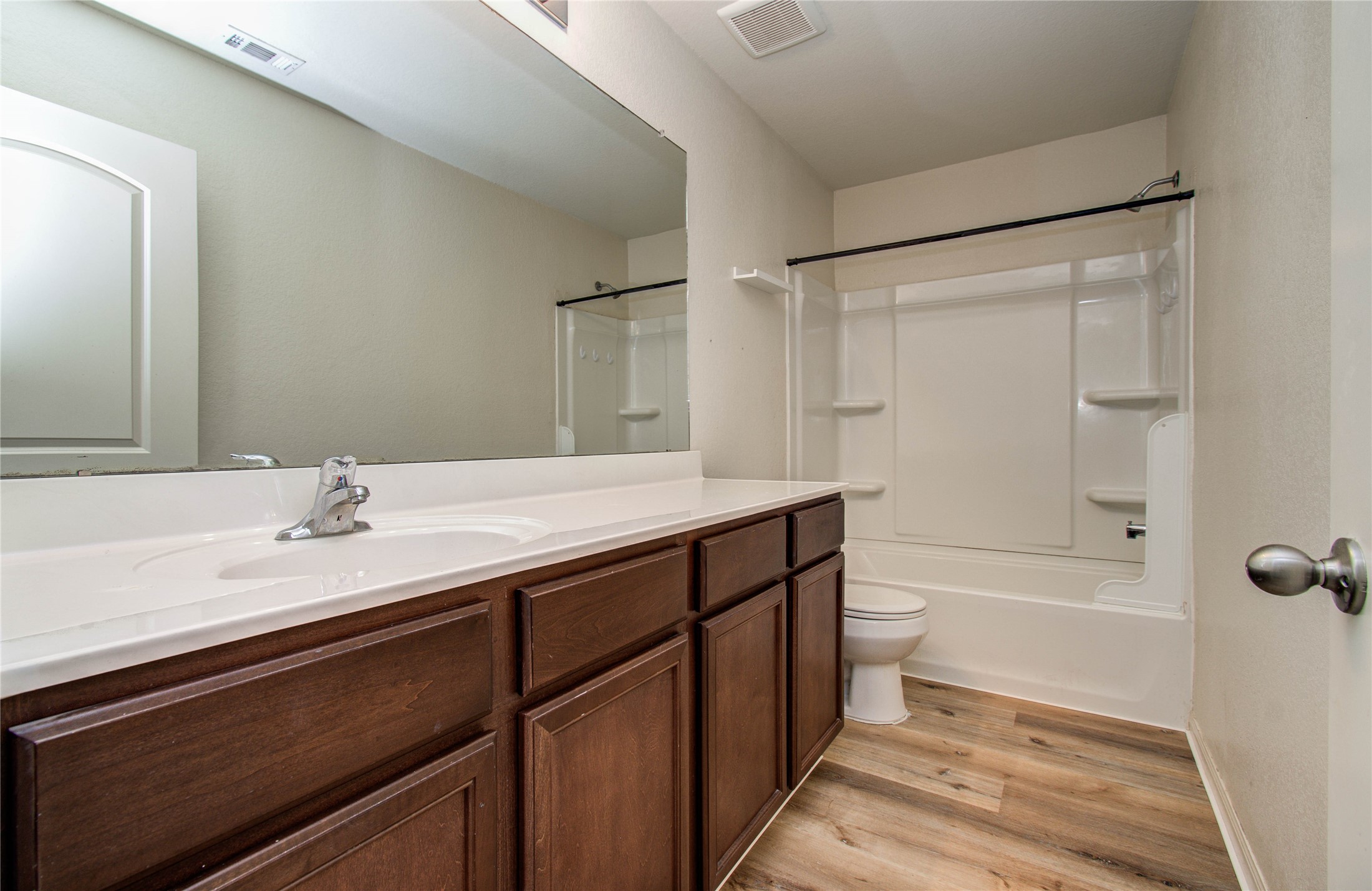 1315 Diamond Drape Drive Rosharon, TX 77583 - Photo 21 of 40 Secondary Full Bathroom