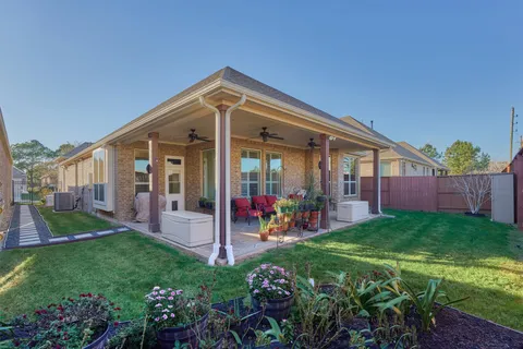 a view of a house with porch and garden