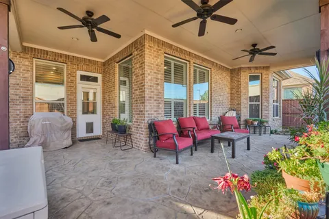 a view of a livingroom with furniture