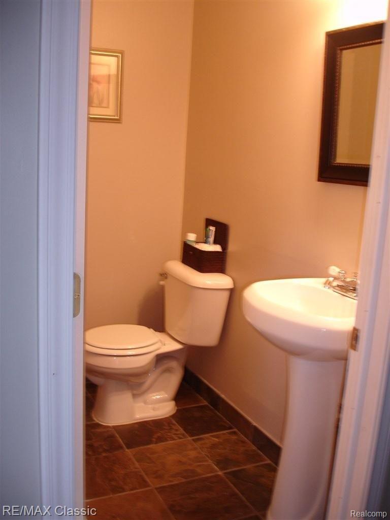 1292 Brook Lane, Unit 292 Rochester, MI 48306 - Photo 8 of 10 ENTRY LEVEL HALF BATH