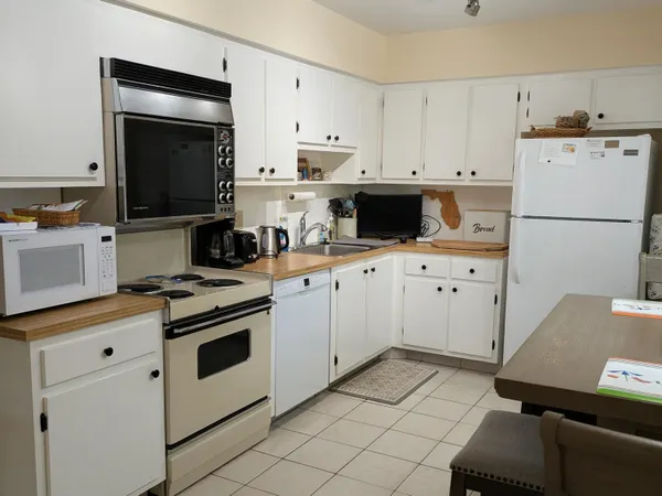 $2,500 | 804 Cypress Boulevard, Unit 208, Pompano Beach, FL 33069