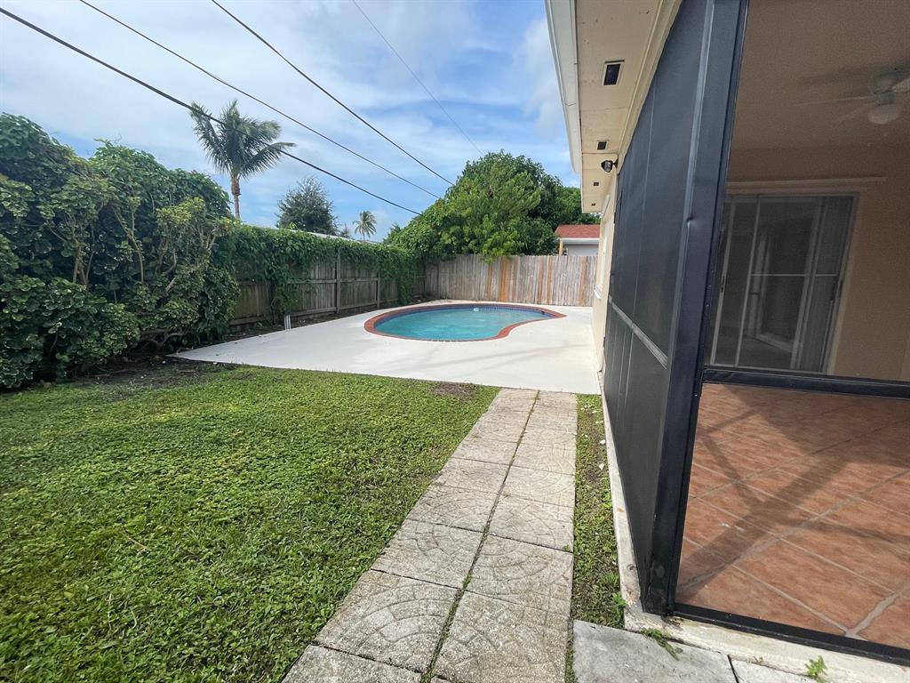 8510 Sunset Strip Sunrise, FL 33322 - Photo 3 of 21 a view of a backyard with barn