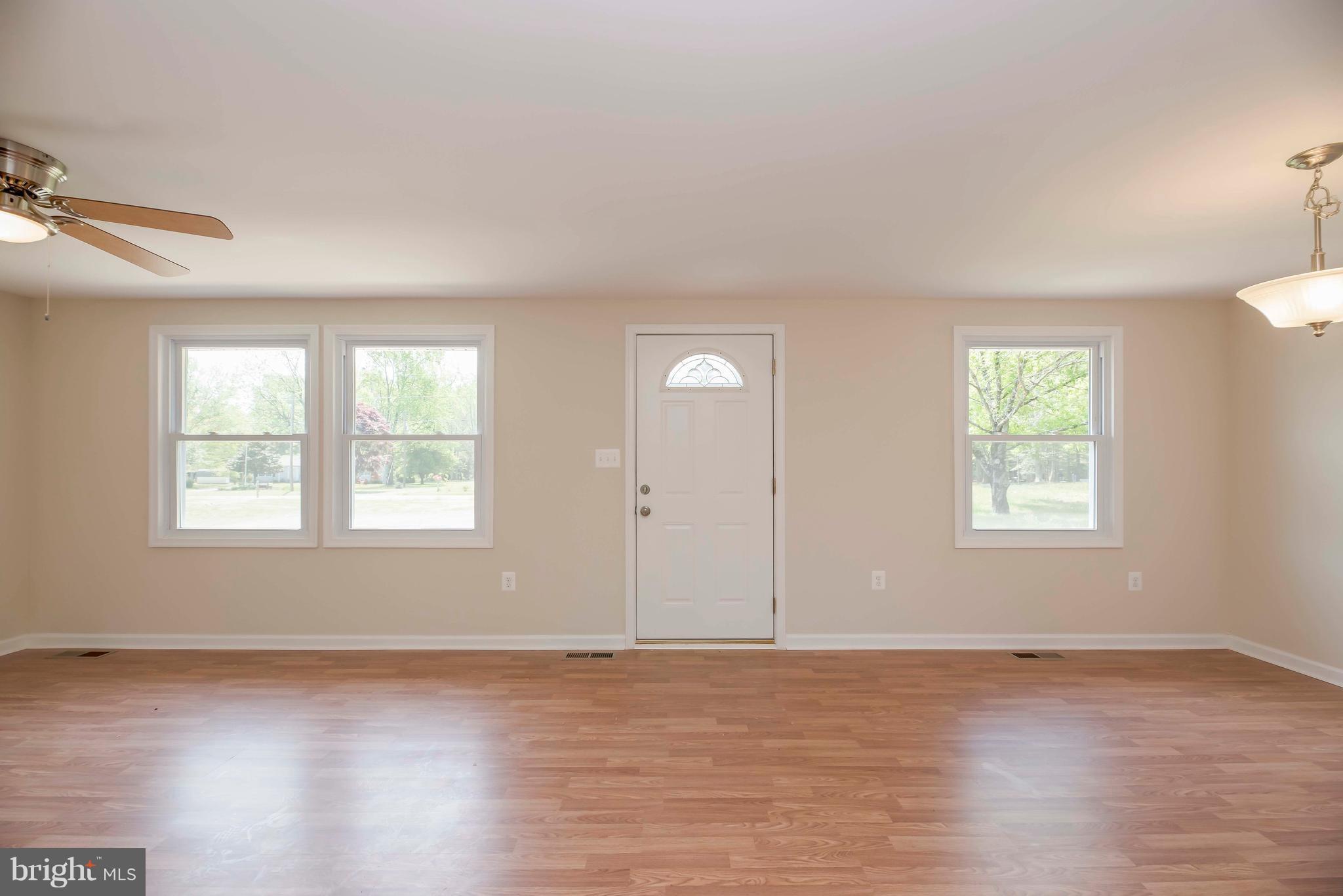 14363 Round Hill Road King George, VA 22485 - Photo 3 of 28 Living Room