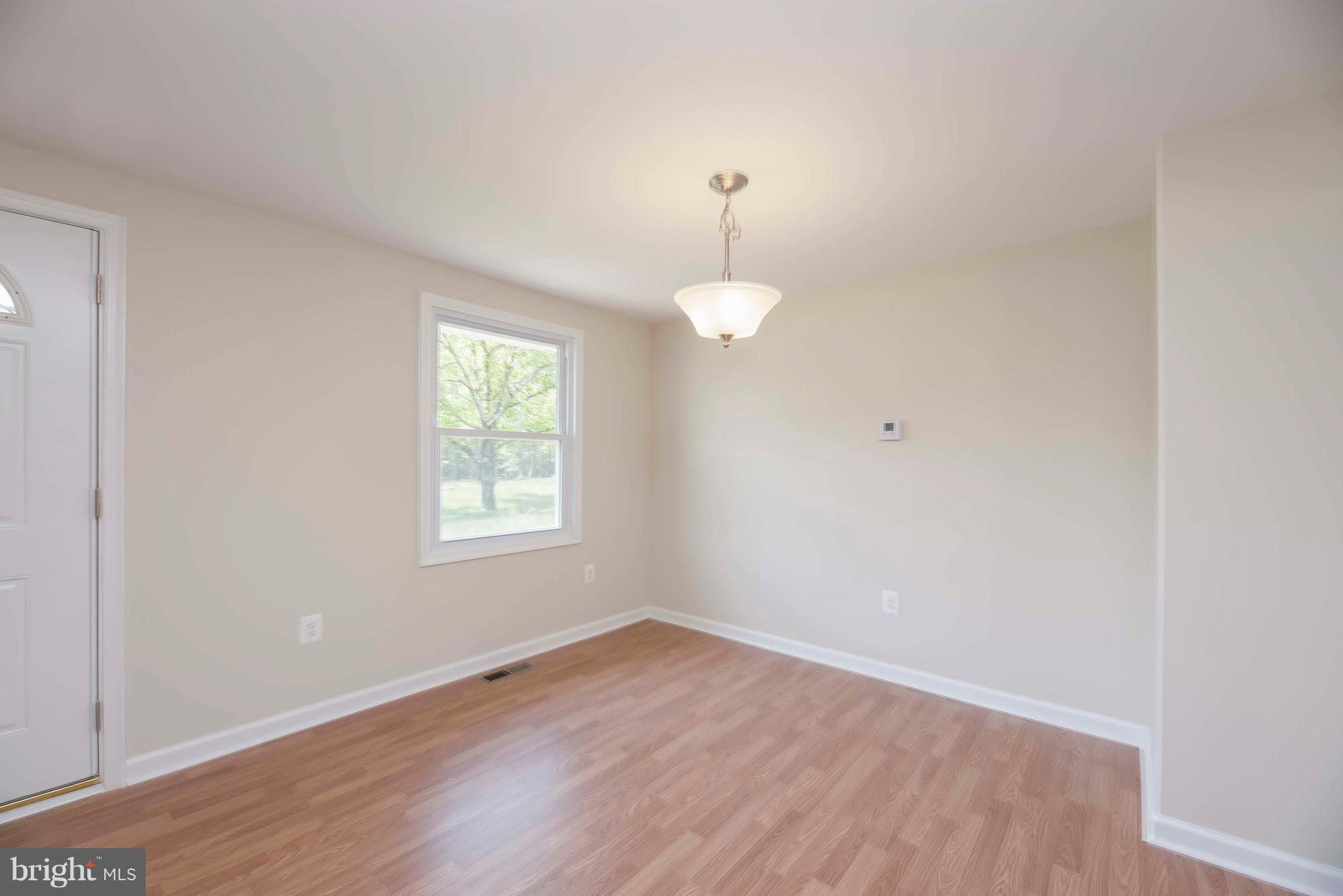 14363 Round Hill Road King George, VA 22485 - Photo 4 of 28 Living Room
