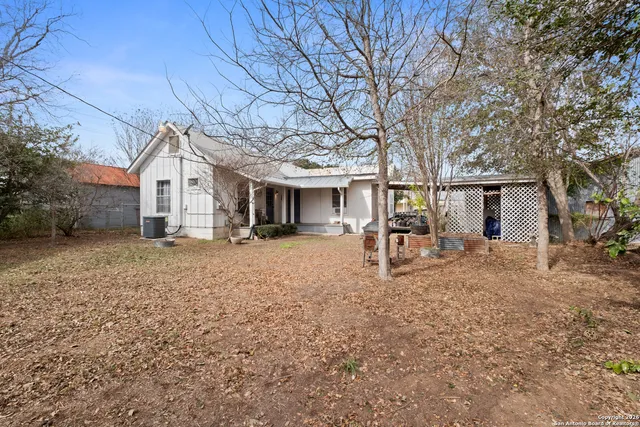 a view of a yard in front of house