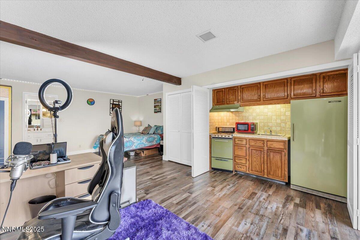 3415 Skyline Boulevard Reno, NV 89509 - Photo 33 of 49 a very nice looking room with a large window