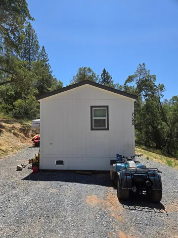 a view of a backyard