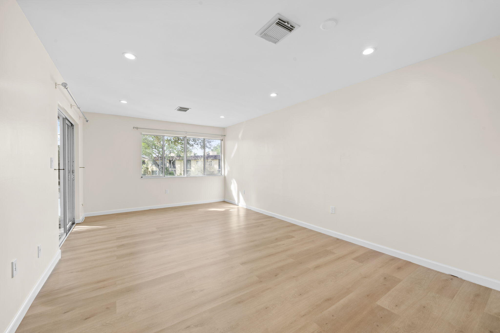 830 Southwest 9th St Circle, Unit 204 Boca Raton, FL 33486 - Photo 9 of 17 Family Room