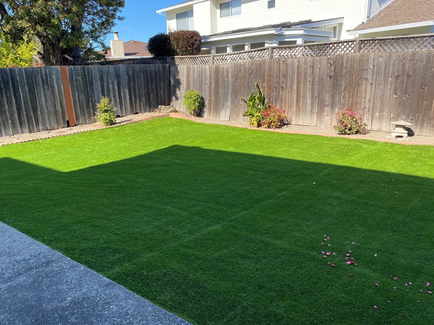 625 Comet Drive Foster City, CA 94404 - Photo 8 of 15 a backyard with a garden