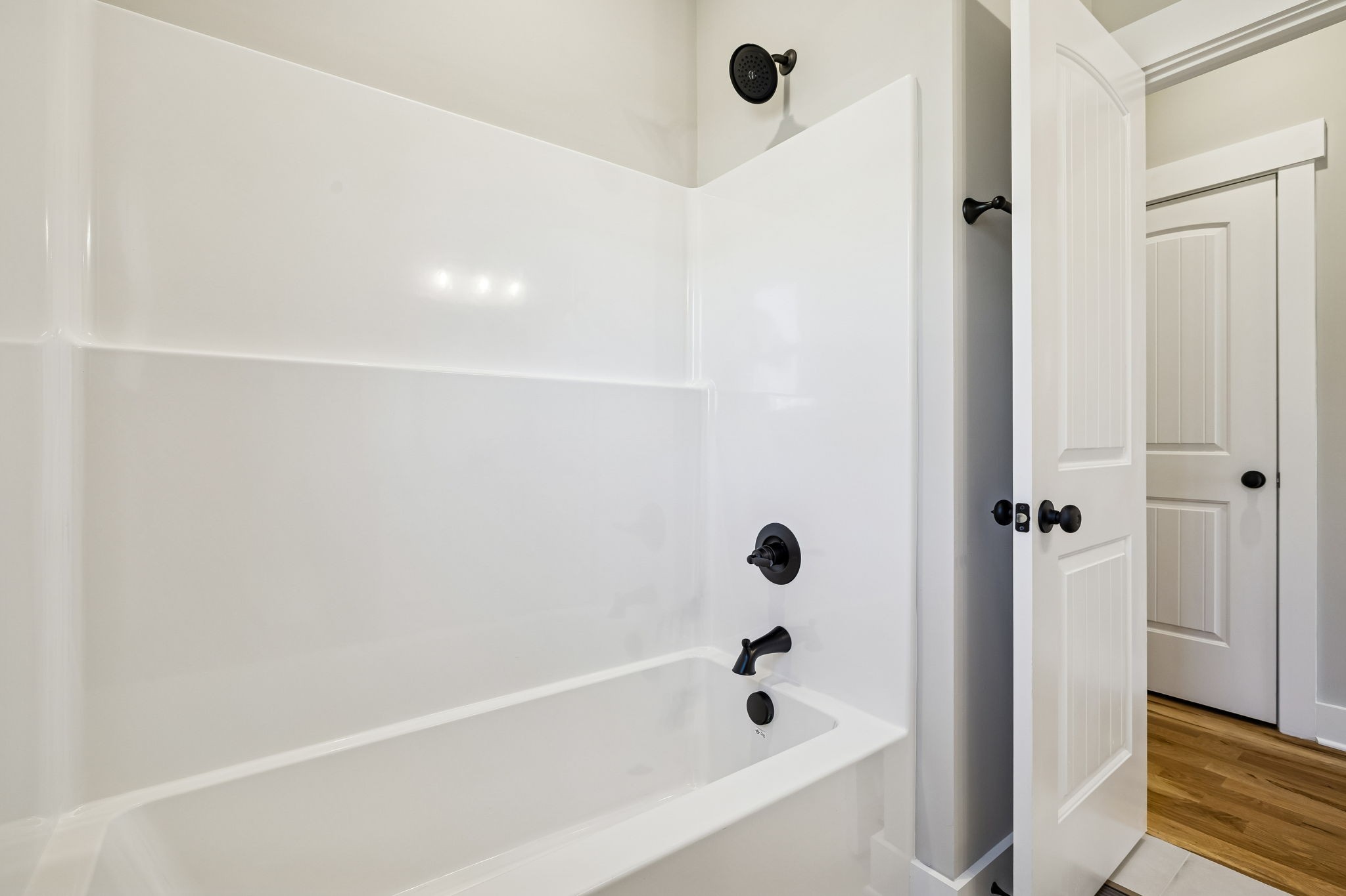1183 Hangar Road Springfield, TN 37172 - Photo 38 of 69 a bathroom with a bathtub