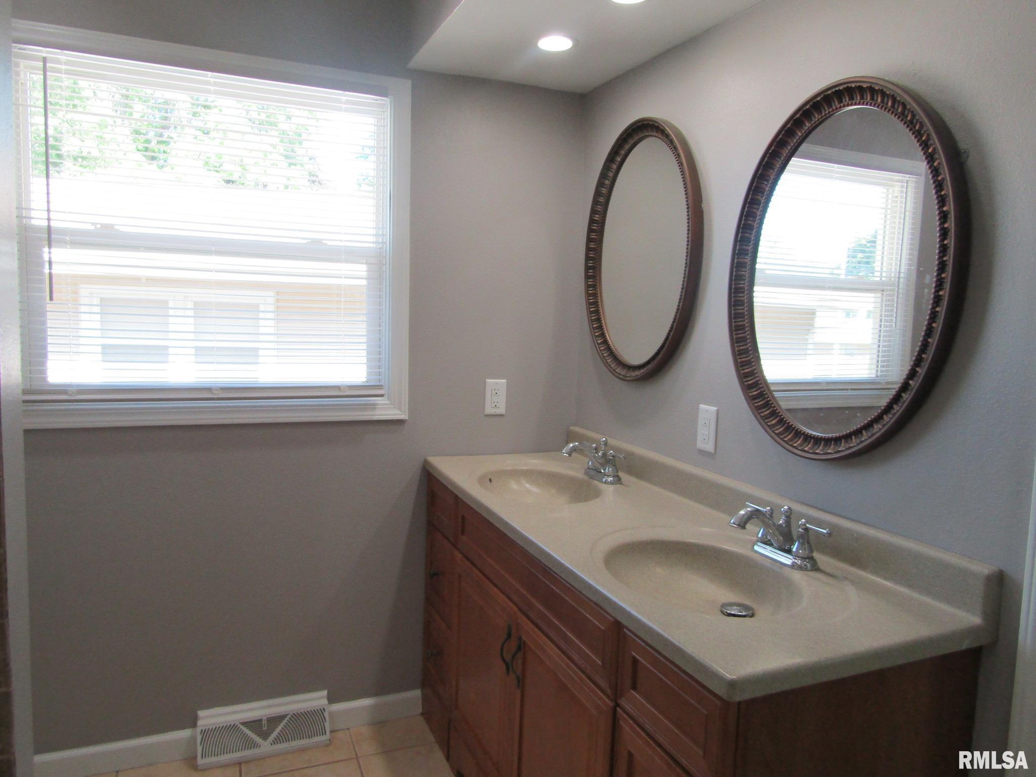 111 Collier Drive Springfield, IL 62704 - Photo 12 of 31