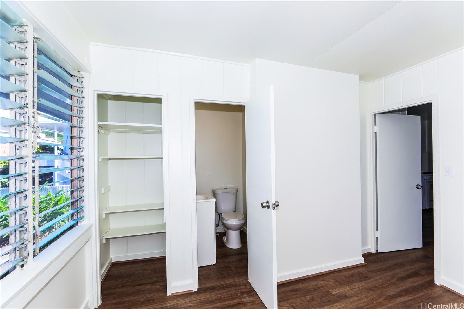 1719 Nuuanu Avenue, Unit 5F Honolulu, HI 96817 - Photo 15 of 25 a view of an empty room with wooden floor and a window