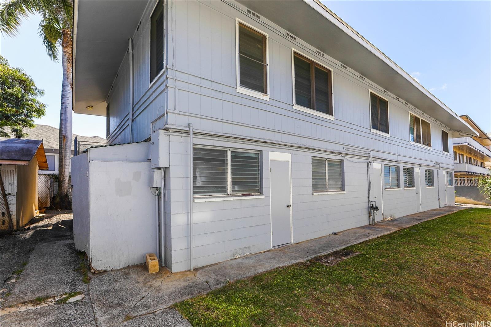 1719 Nuuanu Avenue, Unit 5F Honolulu, HI 96817 - Photo 22 of 25 a view of a house with backyard