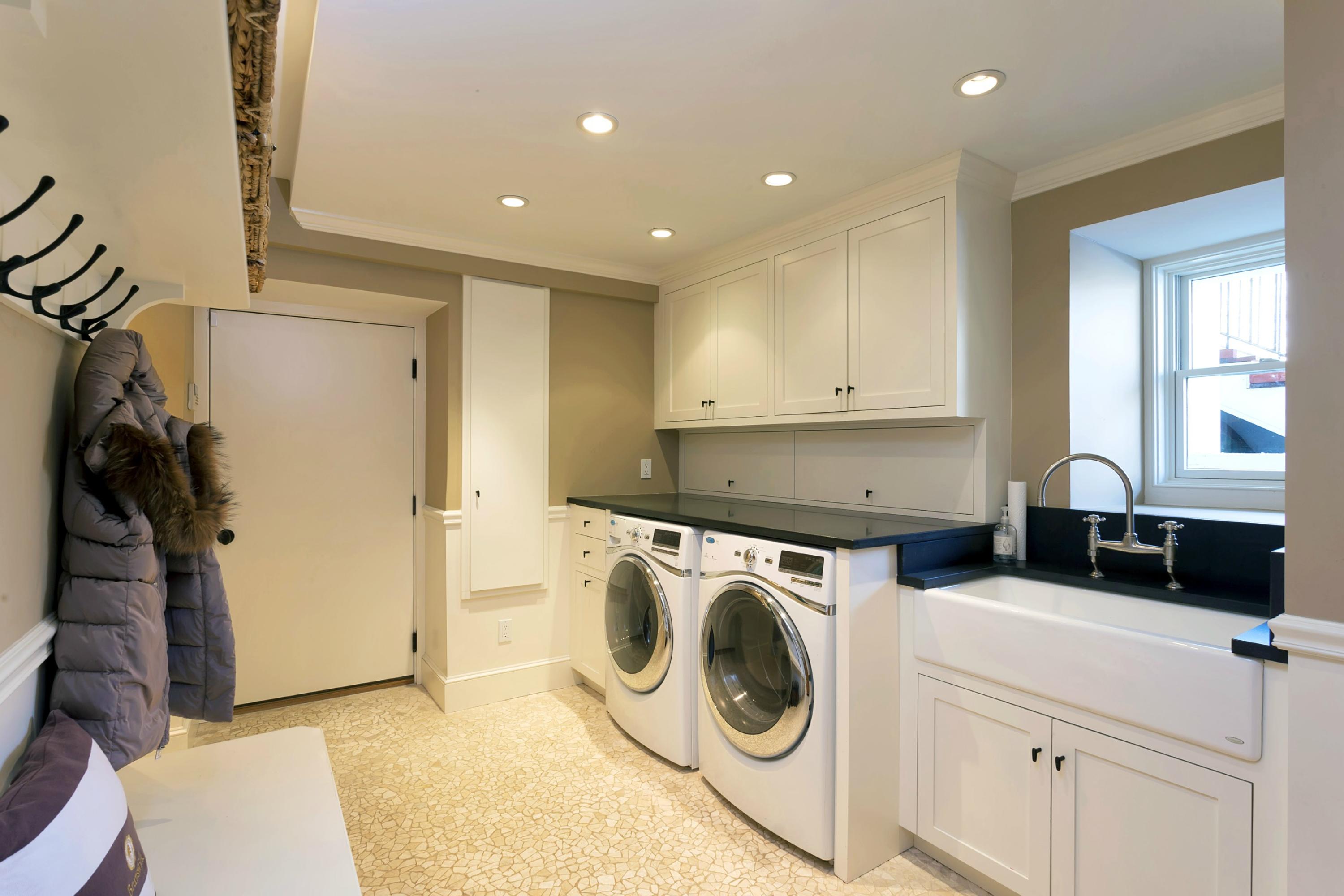 39 Old Farm Road Darien, CT 06820 - Photo 31 of 36 a kitchen with a washer and dryer