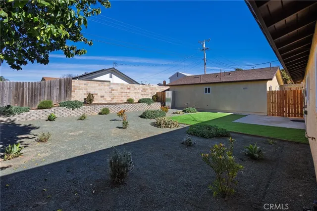 a view of a house with backyard