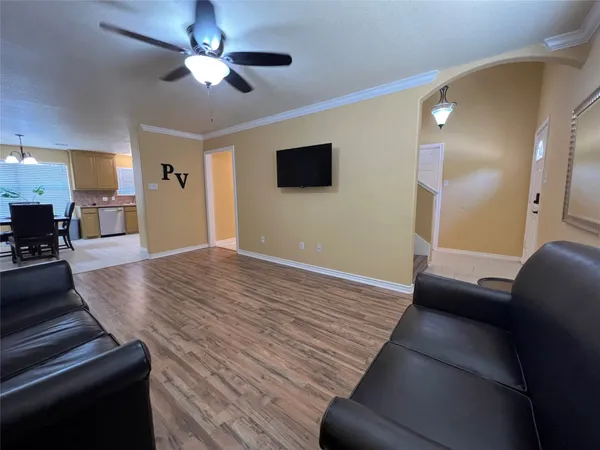 a view of a livingroom with furniture and a ceiling fan