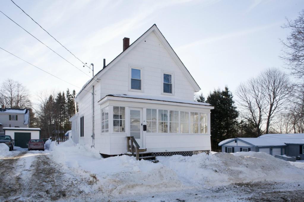 43 Pendleton Street Brewer, ME 04412 - Photo 3 of 30 Enclosed front porch