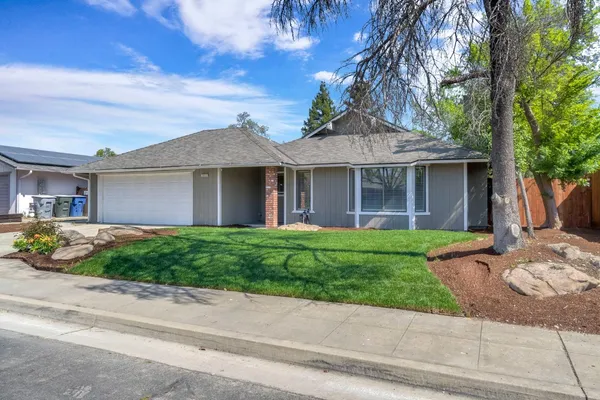 $418,000 | 3099 Ezie Avenue, Clovis, CA 93611