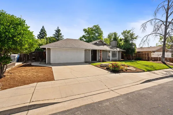 $399,900 | 3099 Ezie Avenue, Clovis, CA 93611