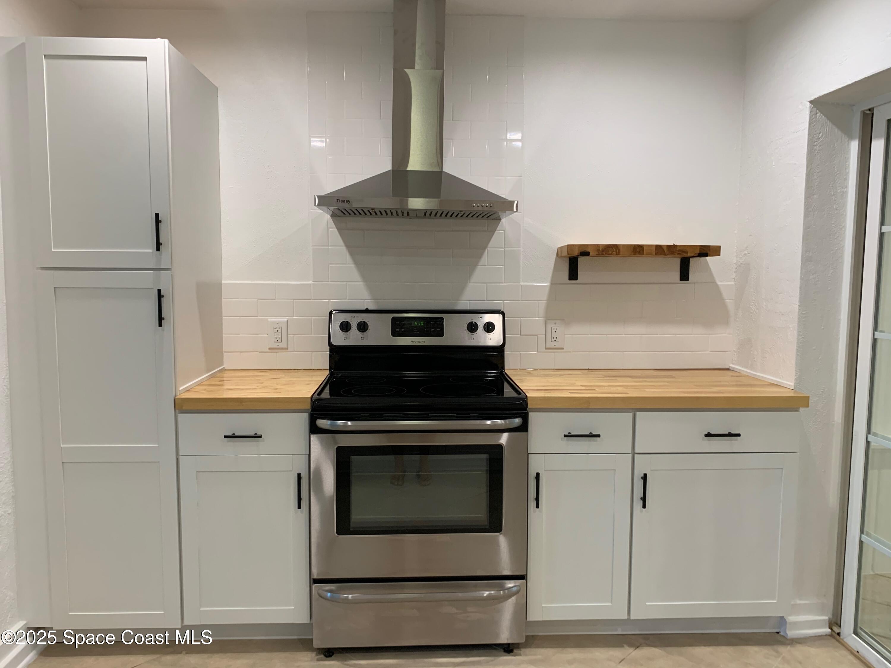 110 Del Flora Indialantic, FL 32903 - Photo 4 of 33 a stove top oven sitting inside of a kitchen