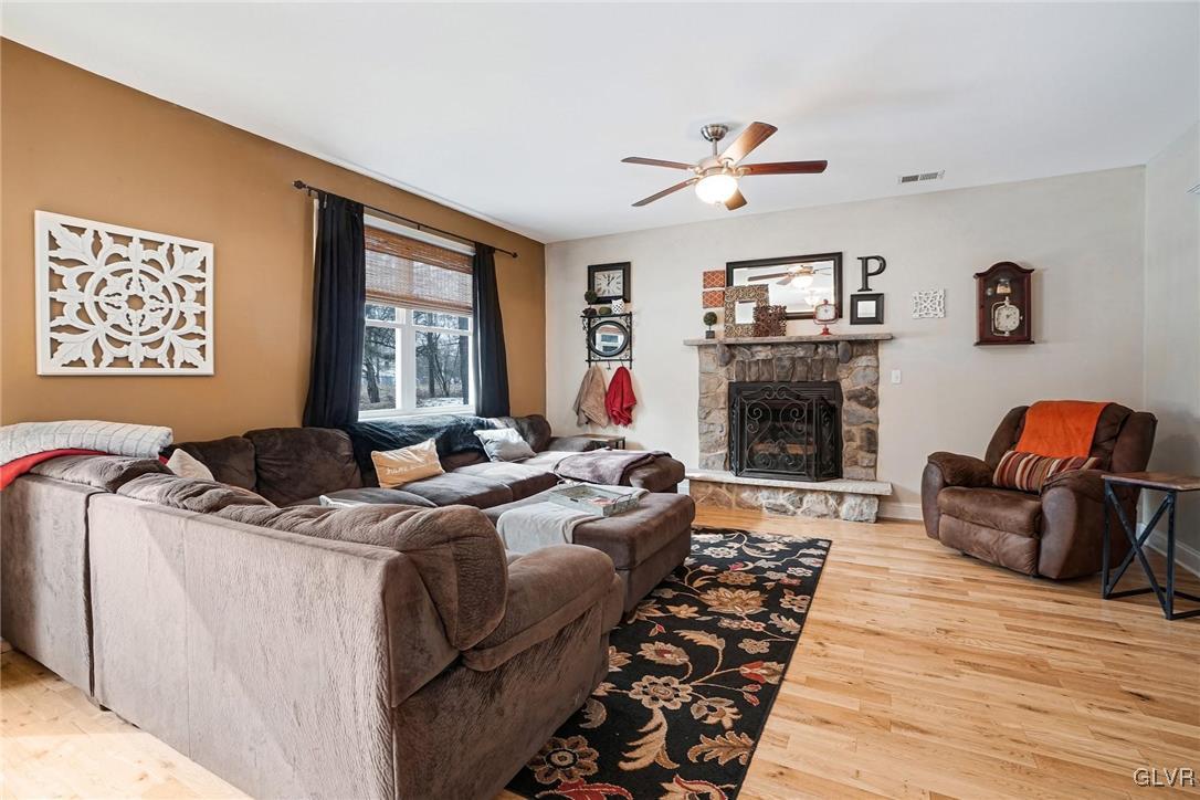 3223 Willow Grove Road Pocono Summit, PA 18346 - Photo 16 of 43 Living Room