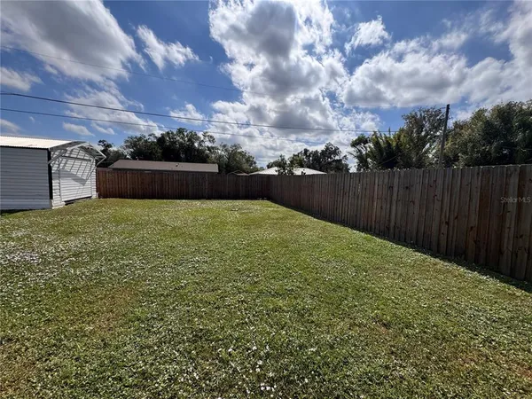 a view of a backyard
