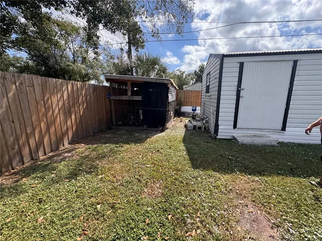 a view of a backyard