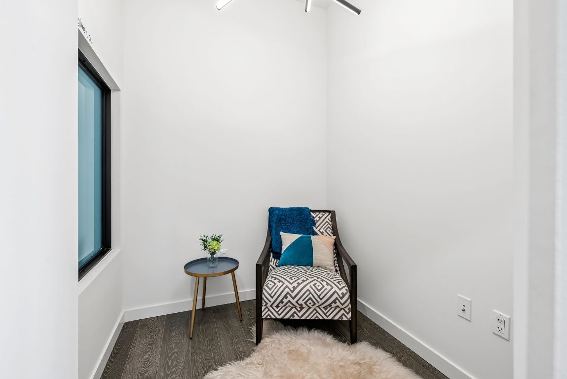 800 Embassy Drive, Unit 337 Austin, TX 78702 - Photo 16 of 29 a living room with furniture and a potted plant