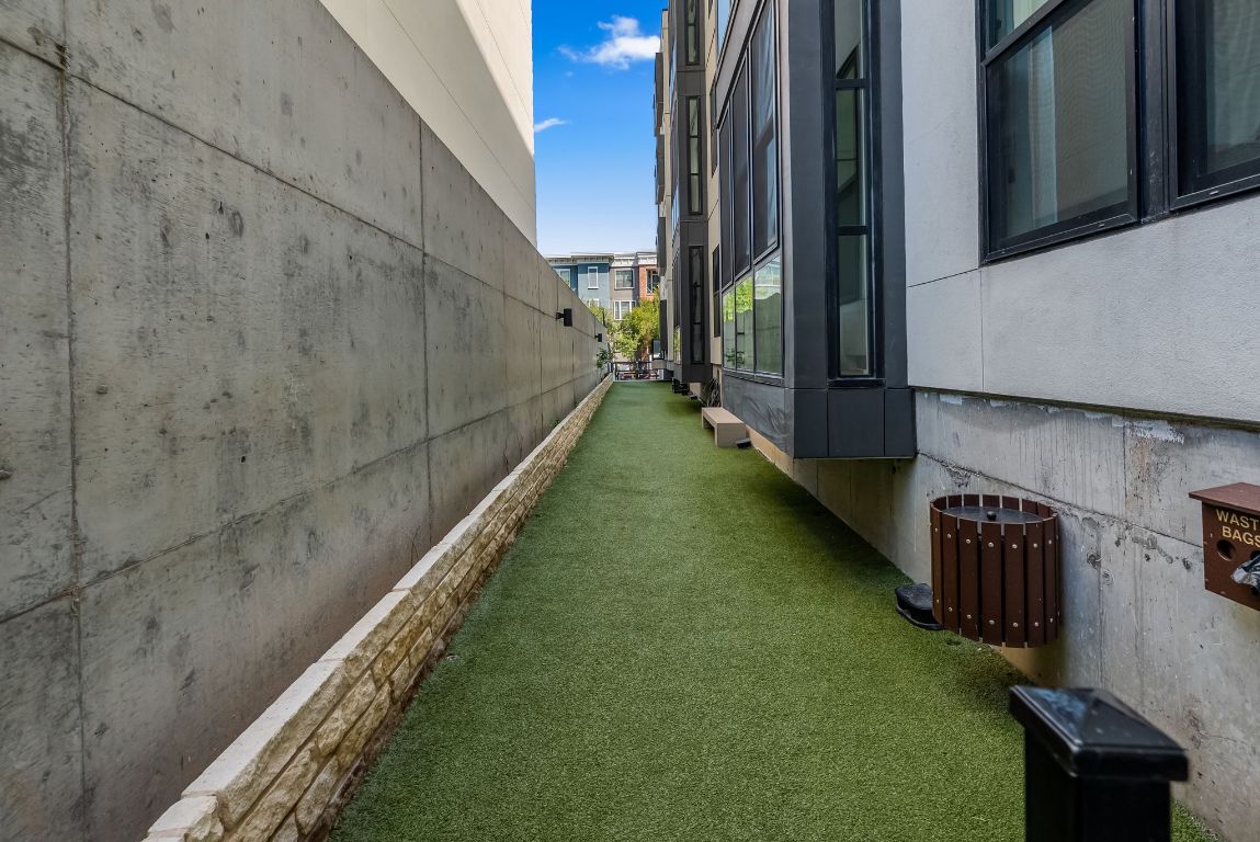 800 Embassy Drive, Unit 337 Austin, TX 78702 - Photo 25 of 29 a balcony with outdoor space
