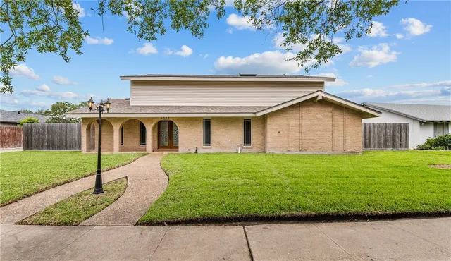 a view of a house with backyard and garden
