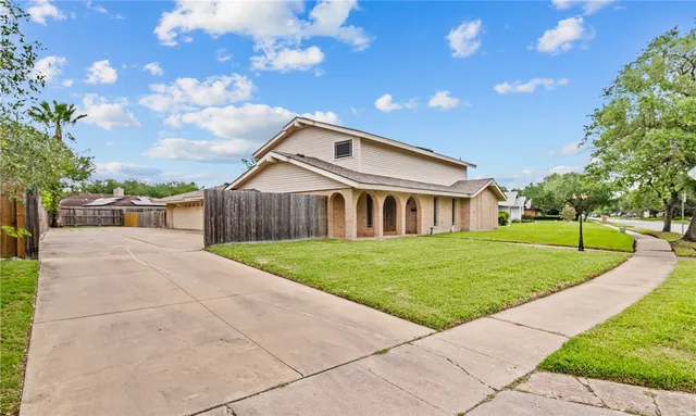 a view of a house with a yard